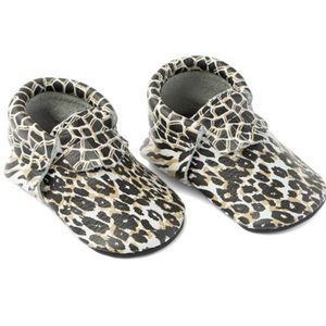 Freshly Picked White Leopard Moccasins Sz 5